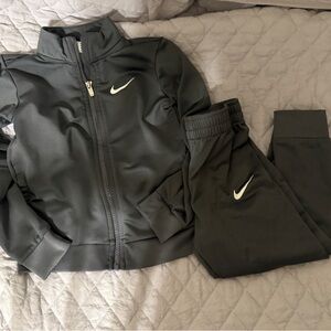 Nike Kids Set in Charcoal Gray